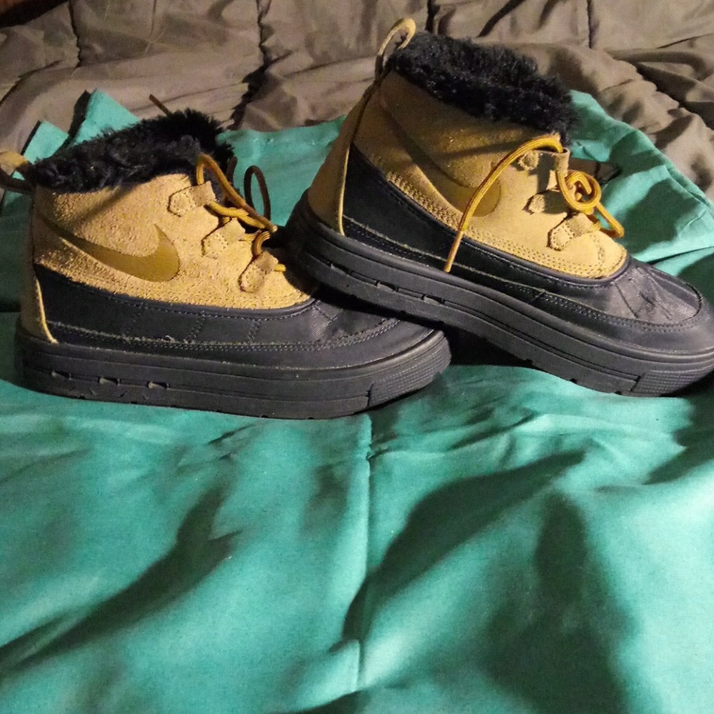 Tan/Blue size 4 Nike Boots